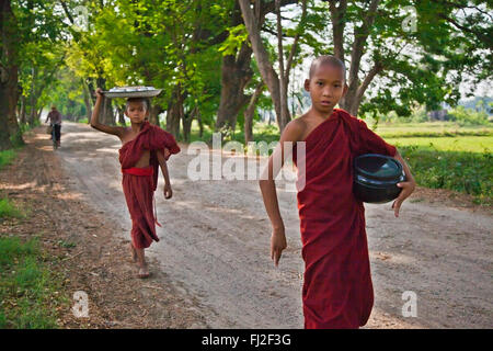 Jeunes moines sur la route dans la ville historique de INWA qui a servi de la capitale des royaumes birmans depuis 400 ans - Myanmar Banque D'Images
