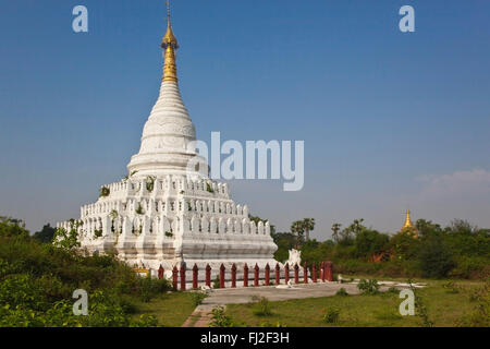 PAYAS bouddhiste dans la ville historique de INWA qui a servi de la capitale des royaumes birmans depuis 400 ans - Myanmar Banque D'Images