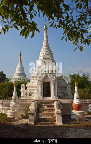 PAYAS bouddhiste dans la ville historique de INWA qui a servi de la capitale des royaumes birmans depuis 400 ans - Myanmar Banque D'Images