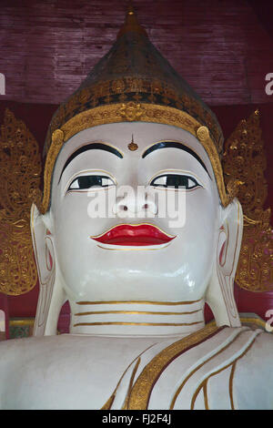 STATUE DE Bouddha à l'intérieur de la pagode de TAUNG MIN GYI AMARAPURA l'ancienne capitale royale à 11 kilomètres de Mandalay - Myanmar Banque D'Images