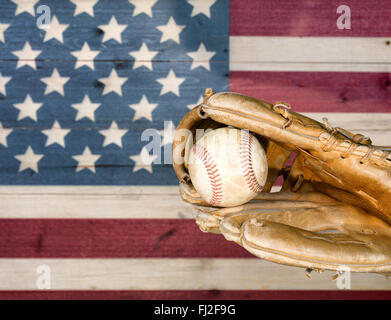 Close up of baseball mitt et bal avec panneaux peints de USA flag. Banque D'Images