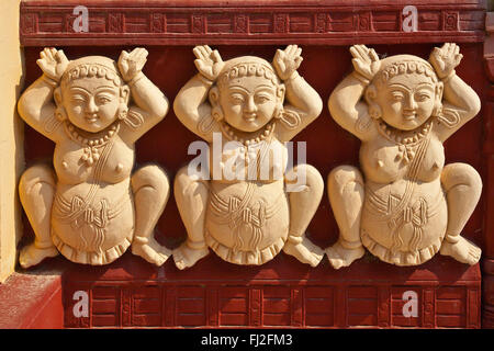 Le magnifiquement sculpté extérieur de l'université bouddhiste du monde THIDAGU est situé à la base de la colline de Sagaing, près de Mandalay Banque D'Images