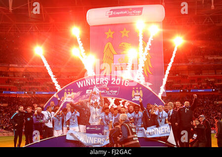 Londres, Royaume-Uni. 28 Février, 2016. Les joueurs de Manchester City célébrer après avoir remporté la finale de Coupe de Ligue entre Liverpool et Manchester City au stade de Wembley à Londres, Angleterre le 28 février 2016. Manchester City a fait valoir l'intitulé. Credit : Han Yan/Xinhua/Alamy Live News Banque D'Images