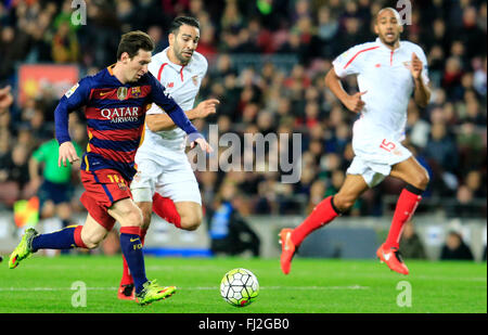 Barcelone, Espagne. 28 Février, 2016. Lionel Messi de Barcelone (L) s'exécute avec la balle pendant la première division espagnole match de football contre Séville à Barcelone, Espagne, le 28 février 2016. Barcelone a gagné 2-1. Credit : Pau Barrena/Xinhua/Alamy Live News Banque D'Images