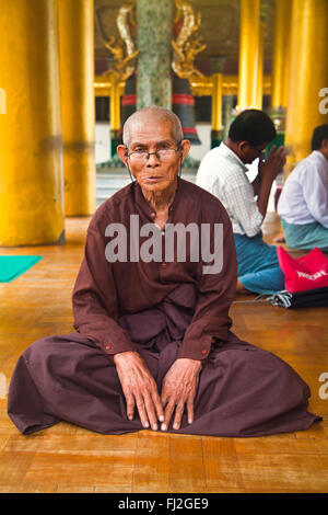 Saint Homme à la PAYA SHWEDAGON PAGODA ou qui date de 1485 - Yangon, Myanmar Banque D'Images