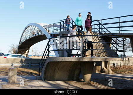 Passerelle au-dessus de Lake Shore Drive. Lincoln Park, Chicago, Illinois. Banque D'Images