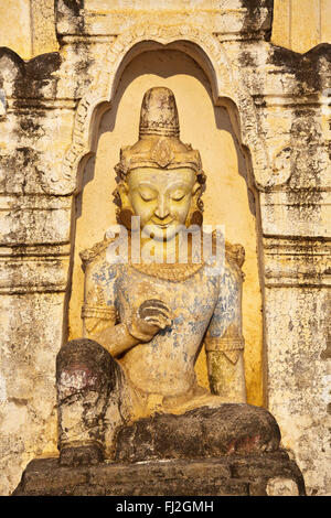 Une statue d'Indra montrant l'influence hindoue à Ananda Paya ou temple qui a été construit par le Roi Kyanzittha autour de 1100 - BAGAN, MYANM Banque D'Images