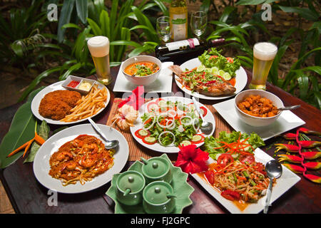 La cuisine thaï délicieux est servi dans notre chambre une jungle lodge dans la forêt tropicale près de Parc national de Khao Sok - SURATHANI PROVENCE, Banque D'Images