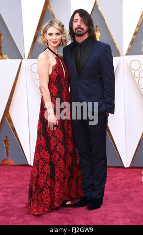 Hollywood, Californie, USA. 28 Février, 2016. DAVE GROHL, chanteuse et épouse JORDYN BLUM arrivent sur le tapis rouge de la 88e Academy Awards au Kodak Theater. Credit : Lisa O'Connor/ZUMA/Alamy Fil Live News Banque D'Images