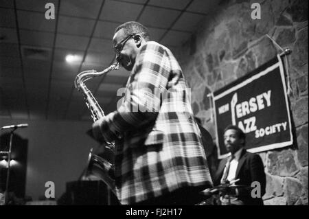 Percy France au saxophone et Ronnie Cole à la batterie, effectuer un ensemble avec Sammy Price, parrainé par le New Jersey Jazz Society. L'emplacement et de la date exacte est inconnue, mais il est probable en 1981 dans le New Jersey. Banque D'Images