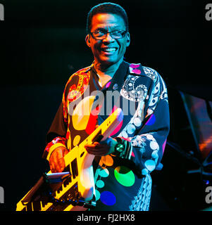 HERBIE HANCOCK préformes sur la scène principale au festival de jazz de Monterey Banque D'Images