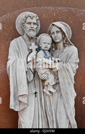 Statue de Marie, Joseph et Jésus à SAN FRANCISCO DE ASIS église construite en 1813 - TAOS NOUVEAU MEXIQUE Banque D'Images