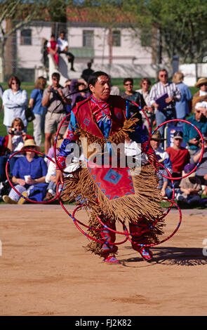 De nombreuses tribus concourir au CHAMPIONNAT DU MONDE CONCOURS DE DANSE DU CERCEAU - HEARD MUSEUM, PHONEIX, Arizona Banque D'Images