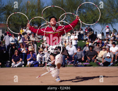 De nombreuses tribus concourir au CHAMPIONNAT DU MONDE CONCOURS DE DANSE DU CERCEAU - HEARD MUSEUM, PHONEIX, Arizona Banque D'Images