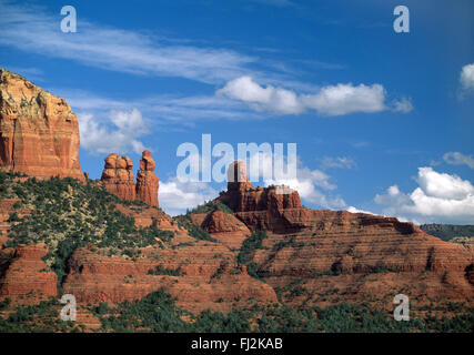 Les nuages se forment au-dessus de RED ROCK SECRET MOUNTAIN WILDERNESS - Sedona, Arizona Banque D'Images