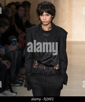 La ville de New York, USA - 17 Février 2016 : Yana Bovenistier promenades la piste à DKNY Femmes montrent au cours de NYFW F/W 2016 Banque D'Images