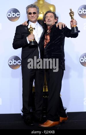 Los Angeles, CA, USA. 28 Février, 2016. Mark Mangini, David White, Gagnants : Meilleur montage sonore, pour le film MAD MAX : FURY Road dans la salle de presse pour la 88e soirée des Oscars Oscars 2016 - Salle de presse, le Kodak Theater à Hollywood et Highland Center, Los Angeles, CA, le 28 février 2016. Credit : Elizabeth Goodenough/Everett Collection/Alamy Live News Banque D'Images