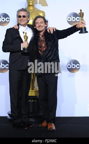 Los Angeles, CA, USA. 28 Février, 2016. Mark Mangini, David White, Gagnants : Meilleur montage sonore, pour le film MAD MAX : FURY Road dans la salle de presse pour la 88e soirée des Oscars Oscars 2016 - Salle de presse, le Kodak Theater à Hollywood et Highland Center, Los Angeles, CA, le 28 février 2016. Credit : Elizabeth Goodenough/Everett Collection/Alamy Live News Banque D'Images