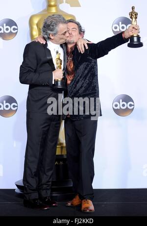 Los Angeles, CA, USA. 28 Février, 2016. Mark Mangini, David White, Gagnants : Meilleur montage sonore, pour le film MAD MAX : FURY Road dans la salle de presse pour la 88e soirée des Oscars Oscars 2016 - Salle de presse, le Kodak Theater à Hollywood et Highland Center, Los Angeles, CA, le 28 février 2016. Credit : Elizabeth Goodenough/Everett Collection/Alamy Live News Banque D'Images