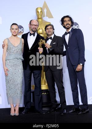 Los Angeles, CA, USA. 28 Février, 2016. Daisy Ridley, James Gay-Rees, Asif Kapadia, Gagnants : Meilleur documentaire, fonction, Amy, Dev Patel dans la salle de presse pour la 88e soirée des Oscars Oscars 2016 - Salle de presse, le Kodak Theater à Hollywood et Highland Center, Los Angeles, CA, le 28 février 2016. Credit : Elizabeth Goodenough/Everett Collection/Alamy Live News Banque D'Images