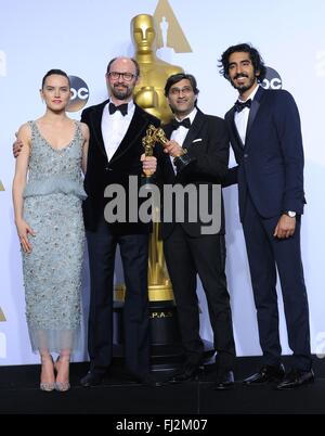 Los Angeles, CA, USA. 28 Février, 2016. Daisy Ridley, James Gay-Rees, Asif Kapadia, Gagnants : Meilleur documentaire, fonction, Amy, Dev Patel dans la salle de presse pour la 88e soirée des Oscars Oscars 2016 - Salle de presse, le Kodak Theater à Hollywood et Highland Center, Los Angeles, CA, le 28 février 2016. Credit : Elizabeth Goodenough/Everett Collection/Alamy Live News Banque D'Images