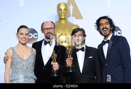 Los Angeles, CA, USA. 28 Février, 2016. Daisy Ridley, James Gay-Rees, Asif Kapadia, Gagnants : Meilleur documentaire, fonction, Amy, Dev Patel dans la salle de presse pour la 88e soirée des Oscars Oscars 2016 - Salle de presse, le Kodak Theater à Hollywood et Highland Center, Los Angeles, CA, le 28 février 2016. Credit : Elizabeth Goodenough/Everett Collection/Alamy Live News Banque D'Images