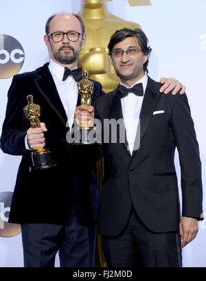 Los Angeles, CA, USA. 28 Février, 2016. James Gay-Rees, Asif Kapadia, Gagnants : Meilleur documentaire, fonction, AMY dans la salle de presse pour la 88e soirée des Oscars Oscars 2016 - Salle de presse, le Kodak Theater à Hollywood et Highland Center, Los Angeles, CA, le 28 février 2016. Credit : Elizabeth Goodenough/Everett Collection/Alamy Live News Banque D'Images