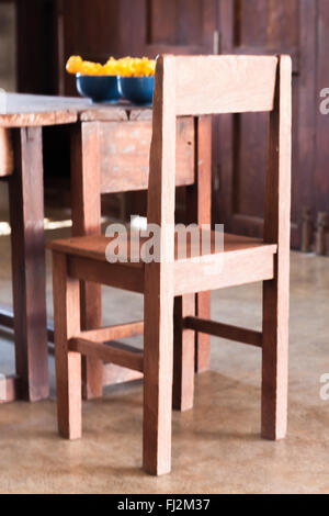 Style ancienne chaise en bois dans la région de coffee shop, stock photo Banque D'Images
