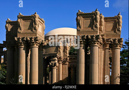 Colonnes de style romain et le dôme du PALACE OF FINE ARTS THEATRE - SAN FRANCISCO, CALIFORNIE Banque D'Images