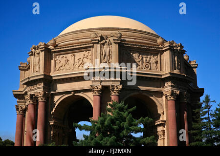 Colonnes de style romain et le dôme du PALAIS DES BEAUX-ARTS THEATRE - SAN FRANCISCO, CALIFORNIE Banque D'Images