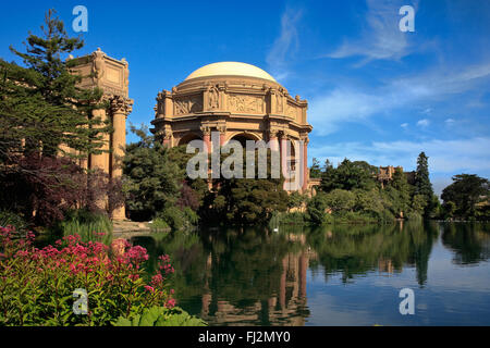 Étang et jardins au style Roman PALACE OF FINE ARTS THEATRE - SAN FRANCISCO, CALIFORNIE Banque D'Images