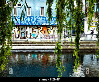 Street art à Berlin, graffiti peint sur façade maison près de la rivière Spree Banque D'Images