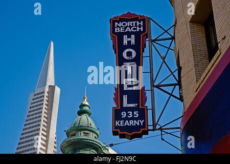 NORTH BEACH HOTEL signe et la Transamerica BUILDING qui se trouve à 260 mètres de haut et a été conçu par l'architecte William Pereira - Banque D'Images