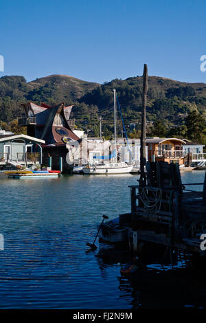 Les voiliers sont amarrés à côté de bateaux dans SAUSALITO - BAIE DE SAN FRANCISCO, CALIFORNIE Banque D'Images