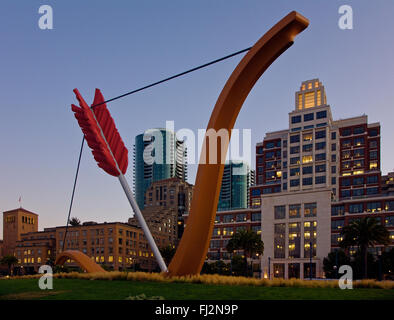 CITYSCAPE et Claes Oldenburgs sculpture intitulée CUPIDS SPAN dans RINCON PARK sur l'Embarcadero - SAN FRANCISCO, CALIFORNIE Banque D'Images
