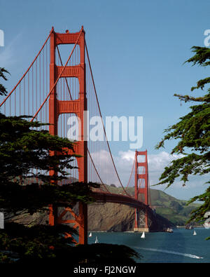 Voiliers sous le GOLDEN GATE BRIDGE - SAN FRANCISCO, CA Banque D'Images