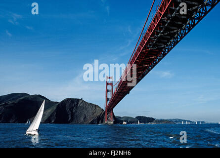 Bateau à voile naviguant sous le GOLDEN GATE BRIDGE coup de niveau d'eau - SAN FRANCISCO, CALIFORNIE Banque D'Images