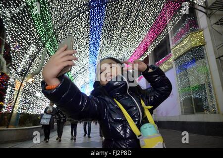 Beijing, Beijing, Chine, du RCS. Feb 29, 2016. Le huitième Festival Lumière en bleu Solana prendra fin aujourd'hui. Beaucoup de visiteurs viennent le voir. Crédit : SIPA Asie/ZUMA/Alamy Fil Live News Banque D'Images