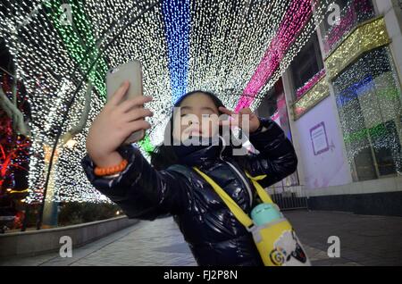 Beijing, Beijing, Chine, du RCS. Feb 29, 2016. Le huitième Festival Lumière en bleu Solana prendra fin aujourd'hui. Beaucoup de visiteurs viennent le voir. Crédit : SIPA Asie/ZUMA/Alamy Fil Live News Banque D'Images