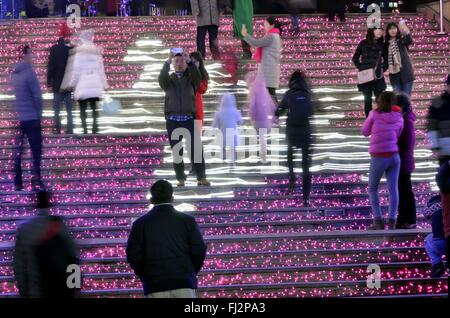 Beijing, Beijing, Chine, du RCS. Feb 29, 2016. Le huitième Festival Lumière en bleu Solana prendra fin aujourd'hui. Beaucoup de visiteurs viennent le voir. Crédit : SIPA Asie/ZUMA/Alamy Fil Live News Banque D'Images