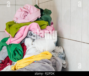 Laundr panier débordant de vêtements sales et couvertures Banque D'Images