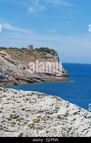 Mer Méditerranée, Majorque, Îles Baléares, Espagne : vue panoramique de Torre des Matzoc, l'ancienne tour sur Morro d'Albarca, sur la côte nord Banque D'Images