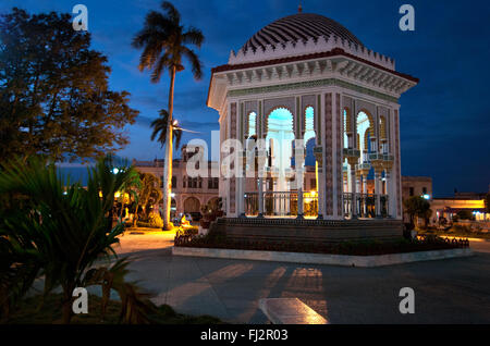 Glorieta de Manzanillo, Parque Carlos Manuel de Céspedes, nuit, ville Manzanilo, Cuba Banque D'Images