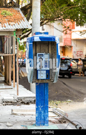 Vieux, sales ou endommagés dans une cabine téléphonique de la ville de Manado Kota, au nord de Sulawesi, Indonésie Banque D'Images