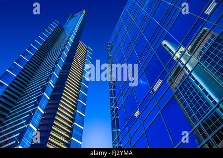 Les hauteurs vertigineuses de Melbourne's bleu vif traduit verre de Eureka Tower à Southbank Banque D'Images