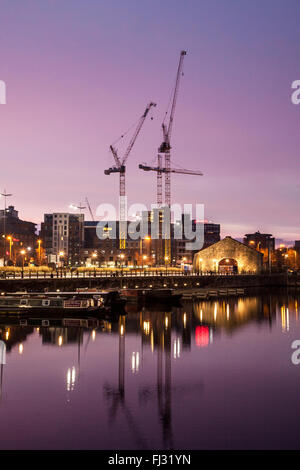 Les docks de Liverpool, Merseyside, Royaume-Uni 29 février 2016. Météo britannique. Crisp, froid, calme, Purple Dawn (crépuscule rayons crépusculaires) un phénomène qui dure quelques minutes, avec le lever du soleil sur l'Albert Dock & Pierhead. Albert Dock est une attraction touristique majeure dans la ville et de l'attraction les plus visités dans le pays, en dehors de Londres. C'est une composante essentielle de l'UNESCO de Liverpool du patrimoine mondial désigné port marchand. La station d'entrepôts et complexe comprend également la plus importante collection de bâtiments classés Grade I n'importe où dans le Royaume-Uni. Banque D'Images