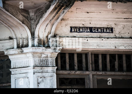 Avenida Central architecture Casco Viejo Panama City // PANAMA CITY, Panama — détail architectural orne un bâtiment historique le long de l'Avenida Central à Casco Viejo, le quartier colonial de Panama City. Casco Viejo, également connu sous le nom de Casco Antiguo, a été désigné site du patrimoine mondial de l'UNESCO en 1997 et présente une architecture coloniale espagnole datant de la fin du XVIIe siècle, lorsque la ville a été reconstruite à la suite d'attaques de pirates. Le quartier est caractérisé par des rues étroites, des bâtiments colorés et des balcons ornés qui reflètent le patrimoine culturel et le passé colonial du Panama. Banque D'Images