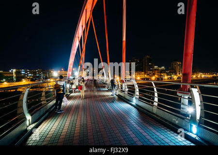 Le pont en arc-en-ciel de nuit, à Taipei, Taiwan. Banque D'Images