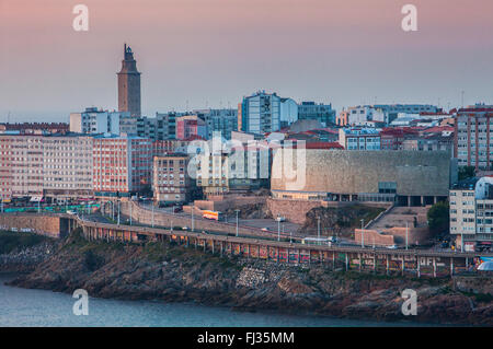 Vue de la ville de Ensenada del Orzan,Tour d'Hercule, phare romain et la Casa del Hombre, Museo Domus, le Musée de l'humanité, Banque D'Images