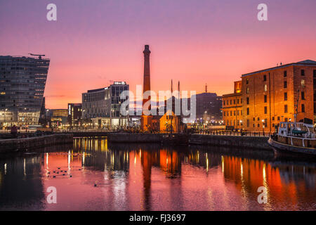 Albert docks dans Liverpools dockland ; tôt le matin à Liverpool, Merseyside, 29 février 2016. Météo britannique. Crisp, froid, calme, Purple Dawn (crépuscule rayons crépusculaires) un phénomène qui dure quelques minutes, avec le lever du soleil sur l'Albert Dock & Pierhead. Albert Dock est une attraction touristique majeure dans la ville et de l'attraction les plus visités dans le pays, en dehors de Londres. C'est une composante essentielle de l'UNESCO de Liverpool du patrimoine mondial désigné port marchand. La station d'entrepôts et complexe comprend également la plus importante collection de bâtiments classés Grade I un Banque D'Images